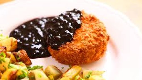 Rántott camambert áfonyával