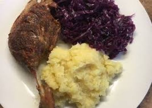 Ropogós kacsacomb, párolt káposzta, tört burgonya