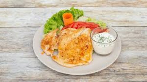 Roston sült csirkemell fokhagymás tejföllel, reszelt sajttal