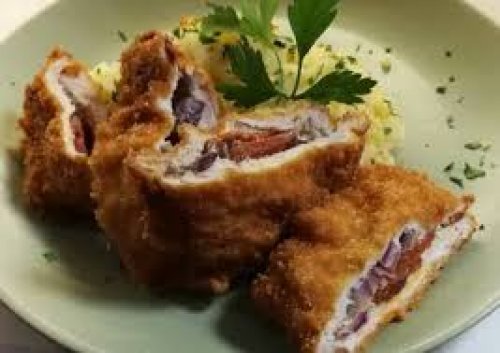 Kolbásszal, lilahagymával és sajttal töltött csirkemell